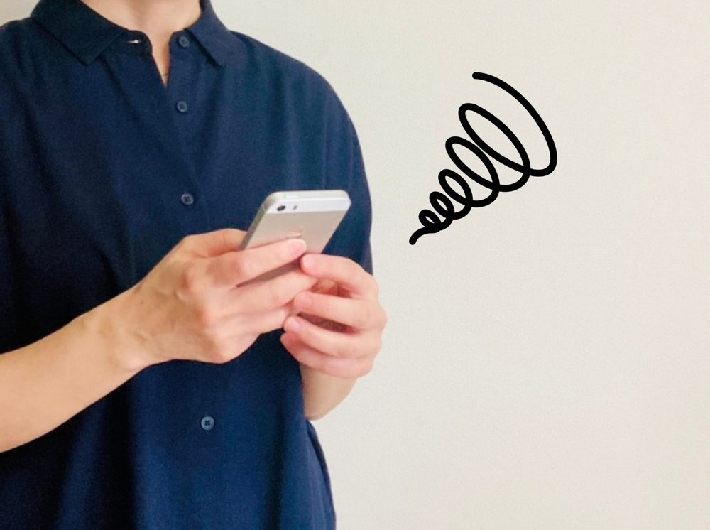 スマホを操作して困っている人